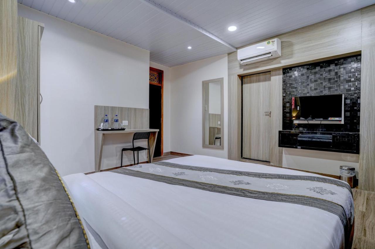 Hotel Arts International Мумбай Екстериор снимка
