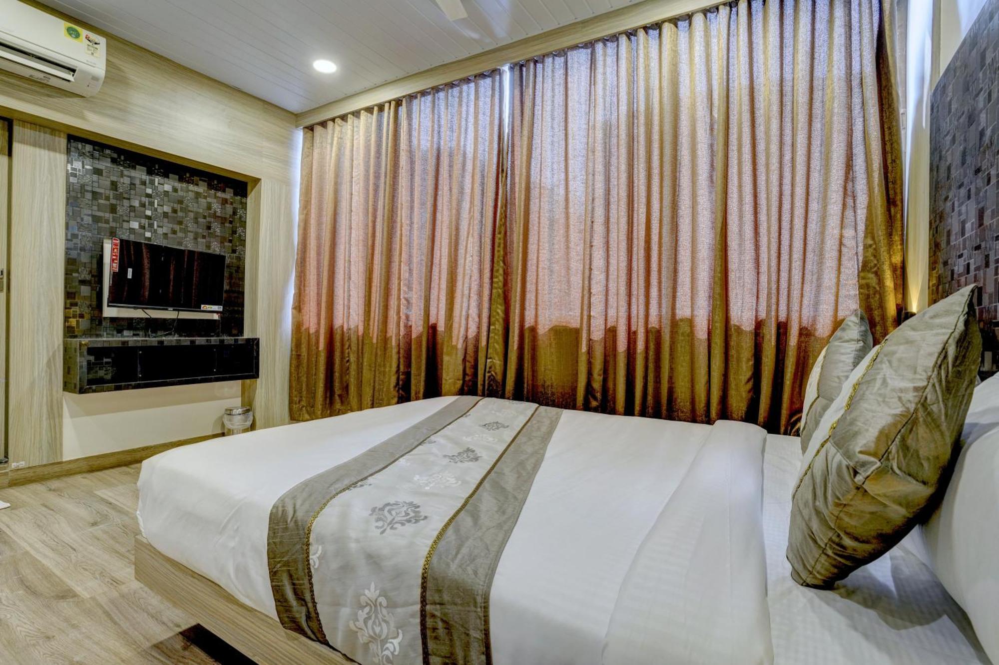Hotel Arts International Мумбай Екстериор снимка