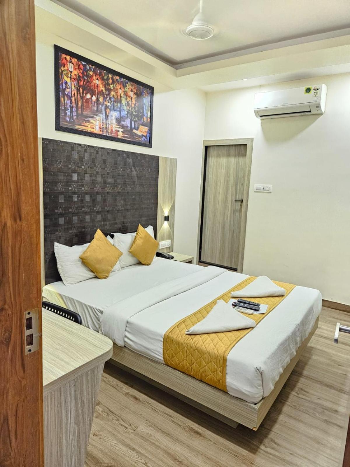 Hotel Arts International Мумбай Екстериор снимка