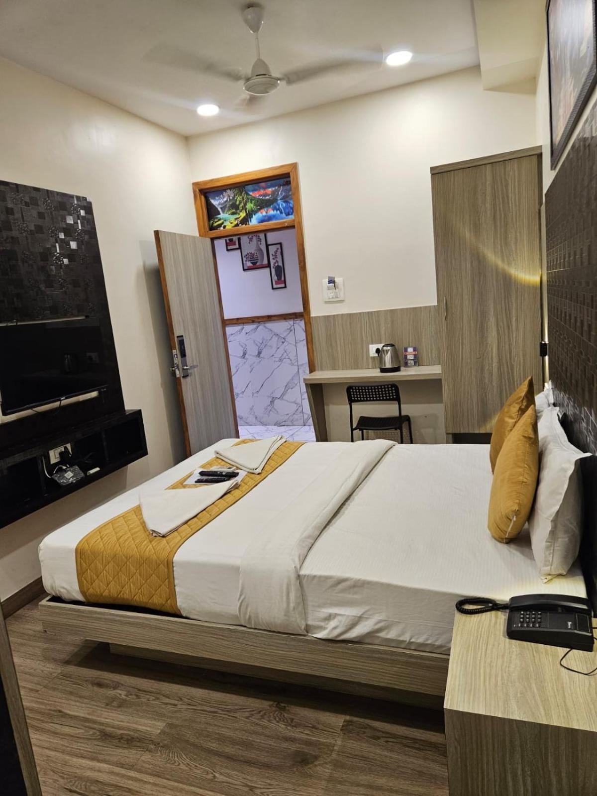 Hotel Arts International Мумбай Екстериор снимка